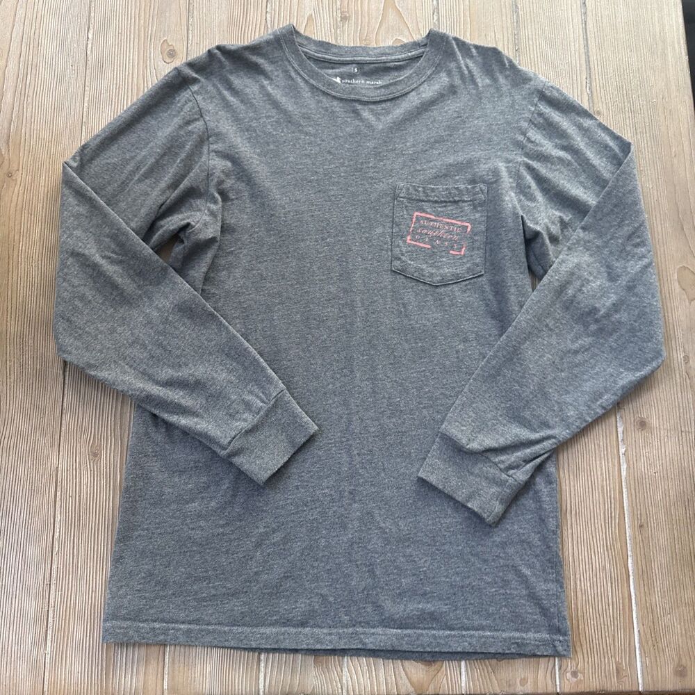 Southern Marsh Men’s Pocket Long Sleeve Graphic Logo T Shirt Dark Grey Small